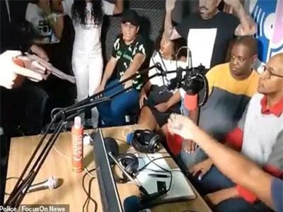 Clip: 'Sốc' vụ cướp diễn ra trong chương trình talk show đang phát trực tiếp trên Facebook