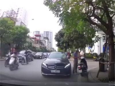 Clip: Phụ nữ đi cùng trẻ nhỏ là có đặc quyền đi xe kiểu gì cũng được?