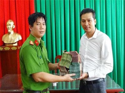 CLIP: Công an Đồng Nai trao trả hơn 1,7 tỷ đồng cho chạm thu phí BOT bị cướp