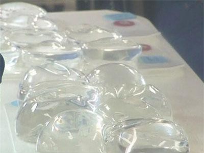 Pháp kêu gọi cấm túi ngực vì lo ngại ung thư