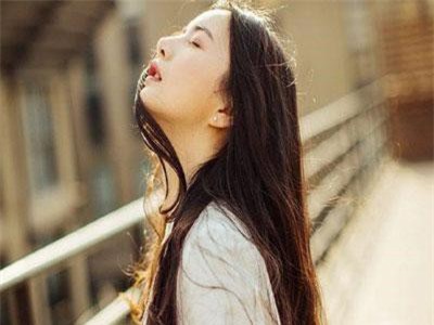 Bắt quả tang chồng đưa nhân tình về nhà để "mây mưa", tôi lẳng lặng mở ngăn kéo đưa cho cô gái một thứ rồi bước ra ngoài nghe họ cãi nhau