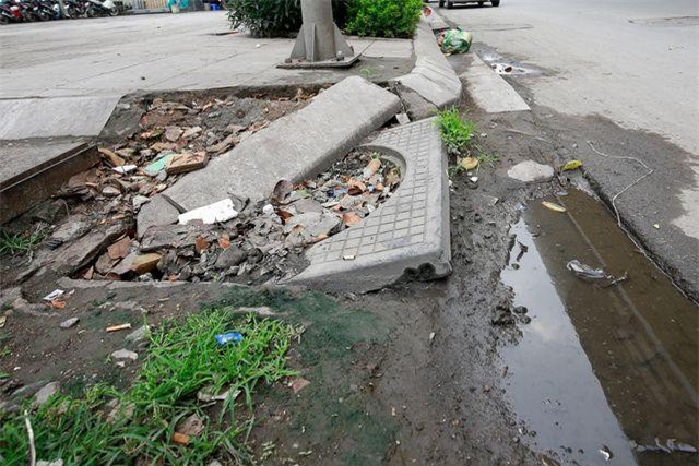 CLIP: Vỉa hè lát đá trăm tỷ tại Hà Nội bong tróc hàng loạt sau 2 năm