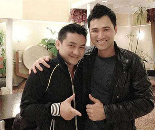 Ca sĩ Leon Vũ mang áo dài mặc cho diễn viên Anh Vũ khi nhận thi thể