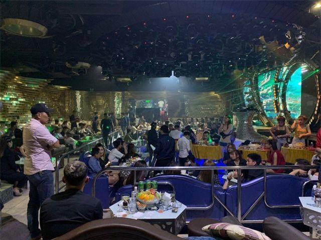 TPHCM: Cảnh sát đột kích quán bar, 150 dân chơi nhốn nháo