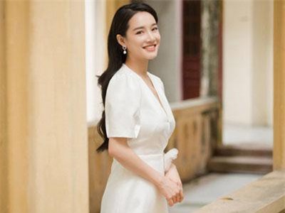 Nhã Phương lộ vòng một khủng khi diện váy trắng khoét cổ sâu sau nghi vấn đã sinh con