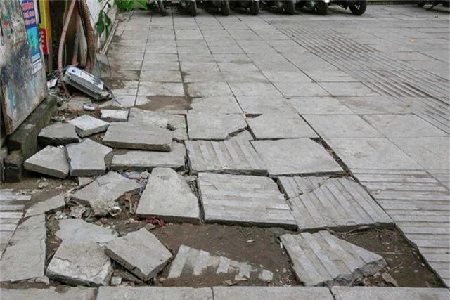 Vỉa hè lát đá trăm tỷ tại Hà Nội bong tróc hàng loạt sau 2 năm - 4