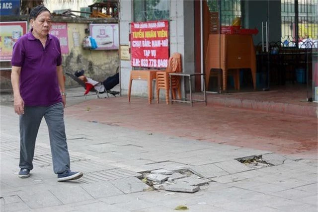 Vỉa hè lát đá trăm tỷ tại Hà Nội bong tróc hàng loạt sau 2 năm - 8