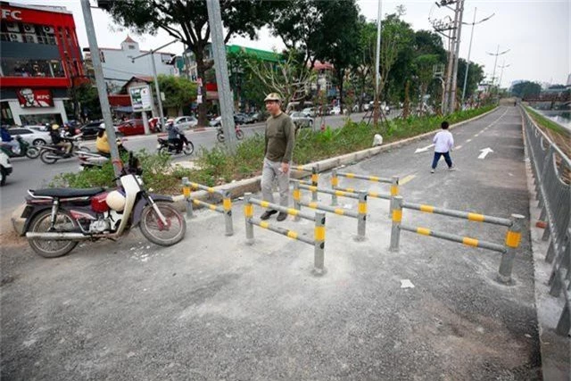 Vất vả vác phương tiện qua rào chắn đường đi bộ, đi xe đạp dài nhất Hà Nội - 1