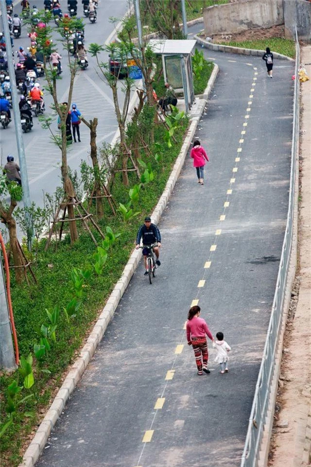 Vất vả vác phương tiện qua rào chắn đường đi bộ, đi xe đạp dài nhất Hà Nội - 10