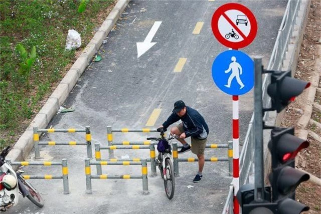 Vất vả vác phương tiện qua rào chắn đường đi bộ, đi xe đạp dài nhất Hà Nội - 2