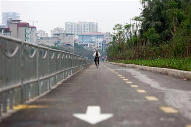 Vất vả vác phương tiện qua rào chắn đường đi bộ, đi xe đạp dài nhất Hà Nội - 3
