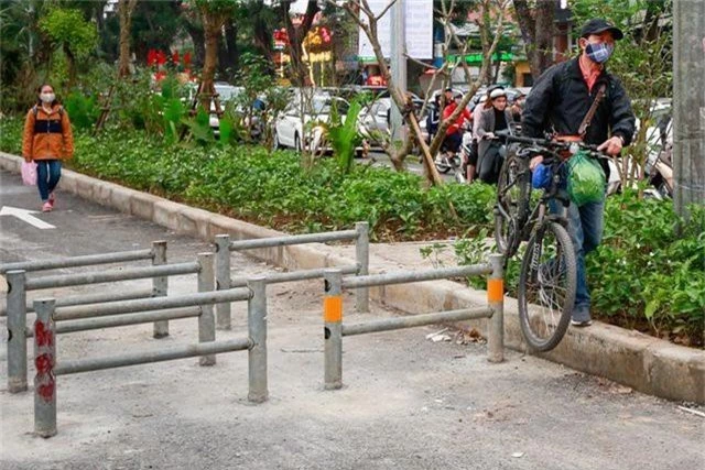 Vất vả vác phương tiện qua rào chắn đường đi bộ, đi xe đạp dài nhất Hà Nội - 5