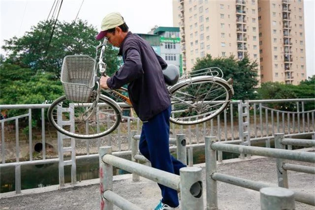 Vất vả vác phương tiện qua rào chắn đường đi bộ, đi xe đạp dài nhất Hà Nội - 8