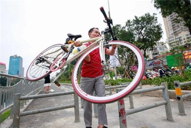 Vất vả vác phương tiện qua rào chắn đường đi bộ, đi xe đạp dài nhất Hà Nội - 9