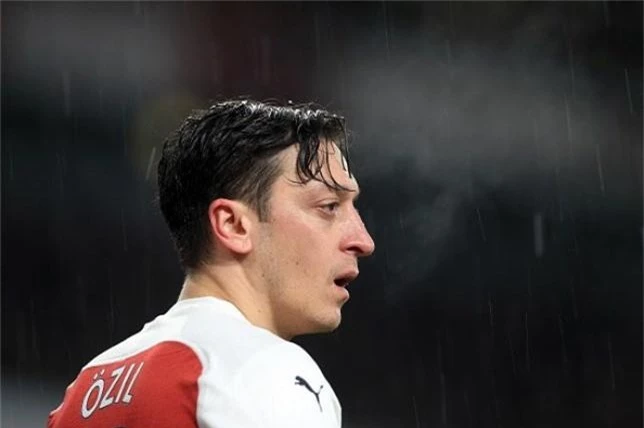 Khó tin việc Ozil “sợ” chơi bên ngoài London cho Arsenal trong 17 tháng qua