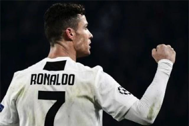 Nghỉ thi đấu do chấn thương, C.Ronaldo tranh thủ làm ông chủ bán bánh - 1