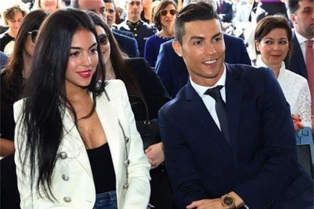 Nghỉ thi đấu do chấn thương, C.Ronaldo tranh thủ làm ông chủ bán bánh - 2