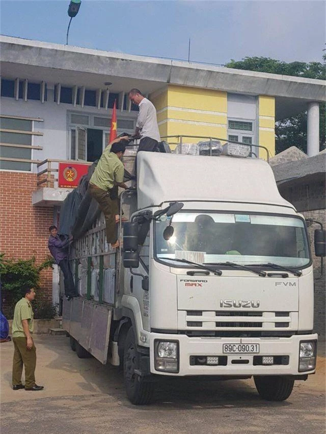 Quảng Bình: Thu giữ lô hàng lậu rất lớn đang trên đường đi tiêu thụ - 1