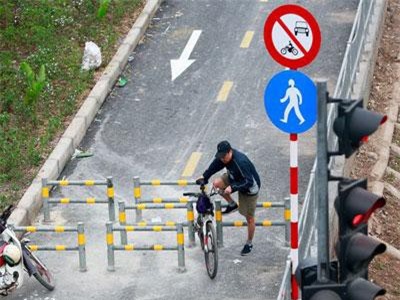 Clip: Vất vả vác phương tiện qua rào chắn đường đi bộ, đi xe đạp dài nhất Hà Nội