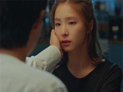 Luôn tin tưởng ở chồng trẻ đạo mạo, vợ bầu chết điếng khi biết sự thật qua cuộc điện thoại của bạn thân