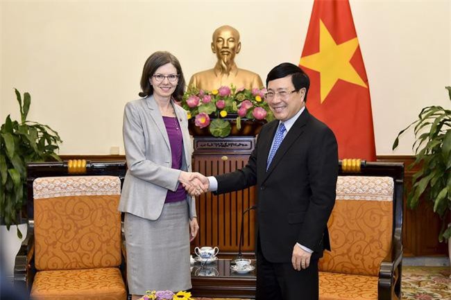 Phó Thủ tướng Phạm Bình Minh tiếp Đại sứ Canada Deborah Paul chào xã giao