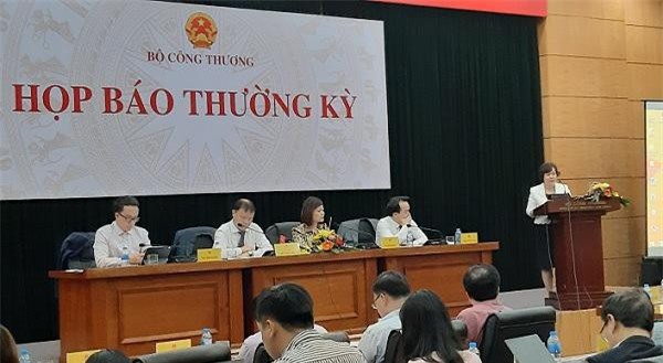 Siêu thị dùng lá chuối gói thực phẩm: Nhà nước đồng hành chứ không phải đi chậm hơn doanh nghiệp