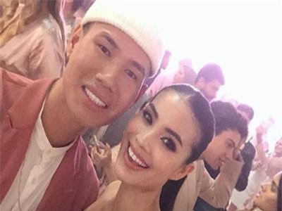 Hoa hậu Phạm Hương khoe vòng 1 đẫy đà, thoải mái thân mật cùng trai lạ sau khi công khai chuyện đính hôn