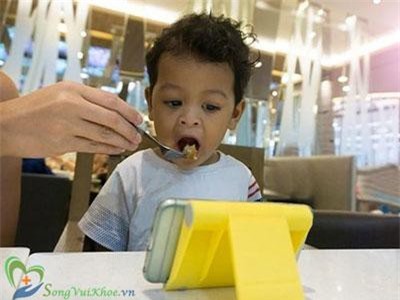 CLIP: Tác hại của việc 'dụ' trẻ ăn bằng cách cho chơi điện thoại hoặc xem TV