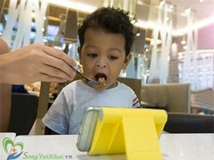 CLIP: Tác hại của việc 'dụ' trẻ ăn bằng cách cho chơi điện thoại hoặc xem TV