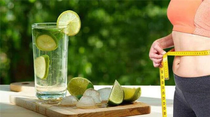 Nhiều người lựa chọn uống nước hoa quả như một phương pháp giảm cân