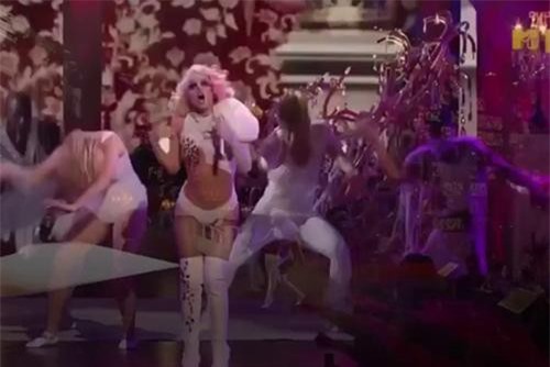 Clip: Lady Gaga 'bê bết máu' khi biểu diễn tại lễ trao giải