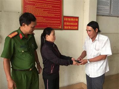 Đồng Nai: Người phụ nữ bán vé số trả lại chiếc ví chứa tiền, vàng cho người đánh rơi