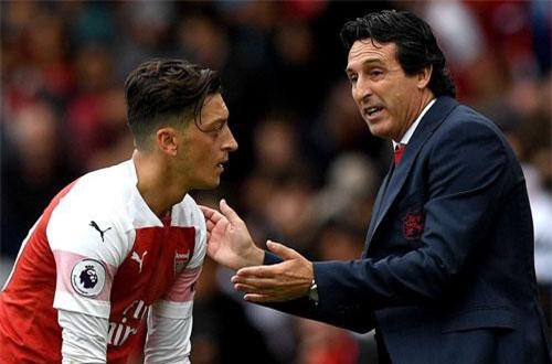  HLV Emery báo tin mừng cho Ozil