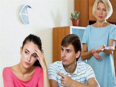 Dọn dẹp những lon sữa đã hết của mẹ chồng, tôi giật nảy mình khi phát hiện bí mật chứa đầy bên trong