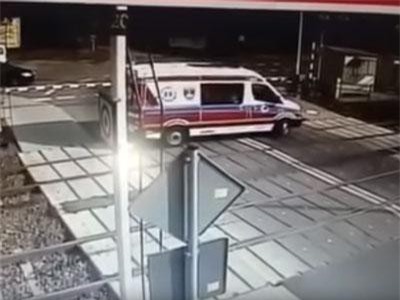 Clip: Kinh hoàng ôtô cố tình vượt rào chắn bị tàu hỏa lao trúng