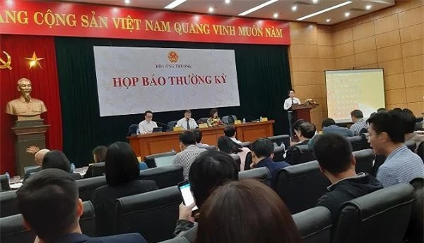Phó Vụ trưởng Vụ Chính sách thương mại đa biên Ngô Chung Khanh phát biểu tại cuộc họp báo chiều 05/4. 