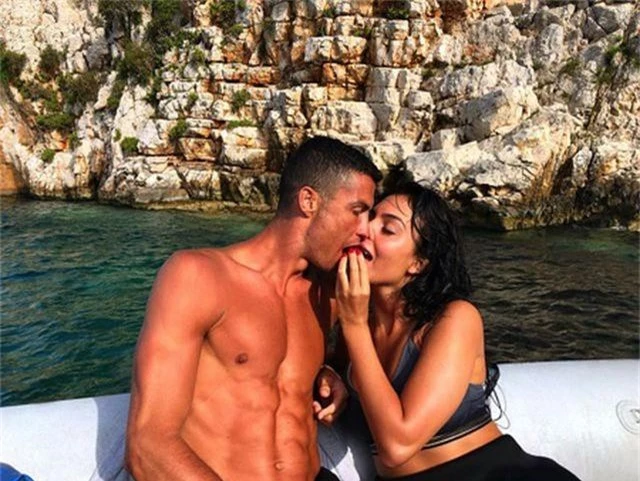 Bạn gái bật mí chuyện “tình yêu sét đánh” với C.Ronaldo - 1