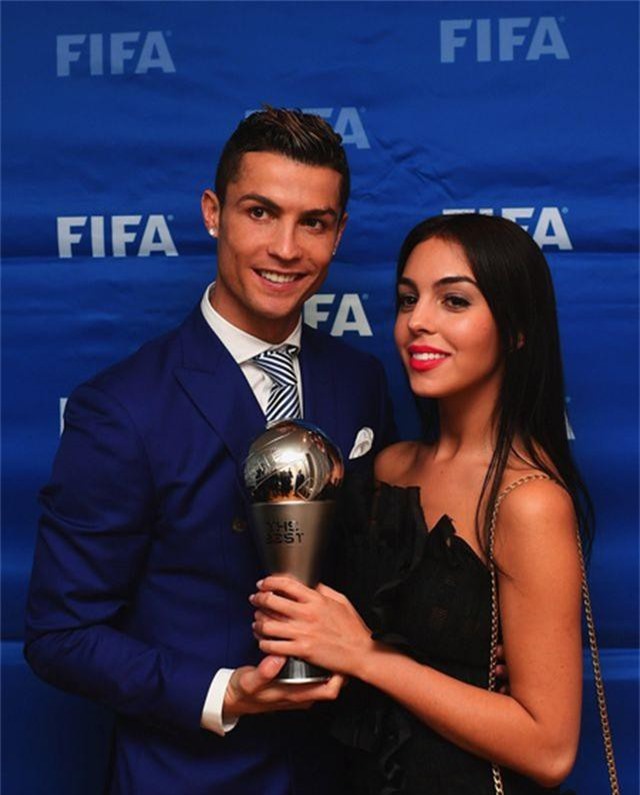 Bạn gái bật mí chuyện “tình yêu sét đánh” với C.Ronaldo - 2