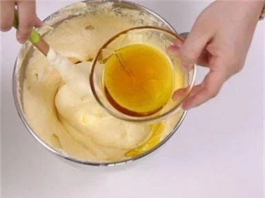Công thức bánh bông lan cuộn xoài chuẩn ngon thơm mềm hấp dẫn - Ảnh 3.