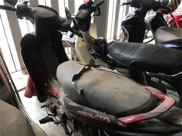 Hà Nội: Hàng loạt xe máy trong khu chung cư bị rạch nát yên - 10