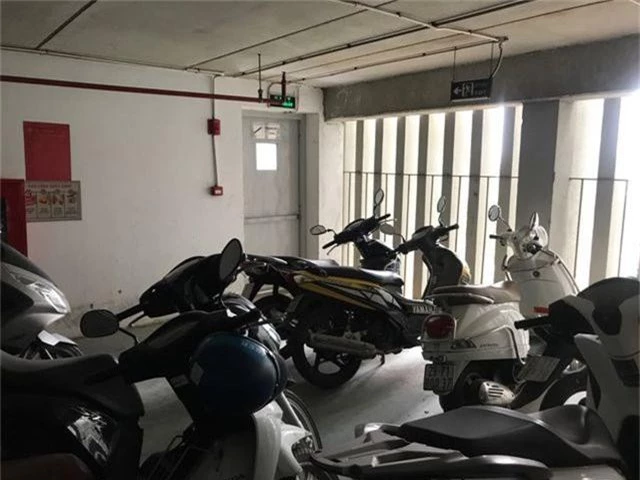Hà Nội: Hàng loạt xe máy trong khu chung cư bị rạch nát yên - 11