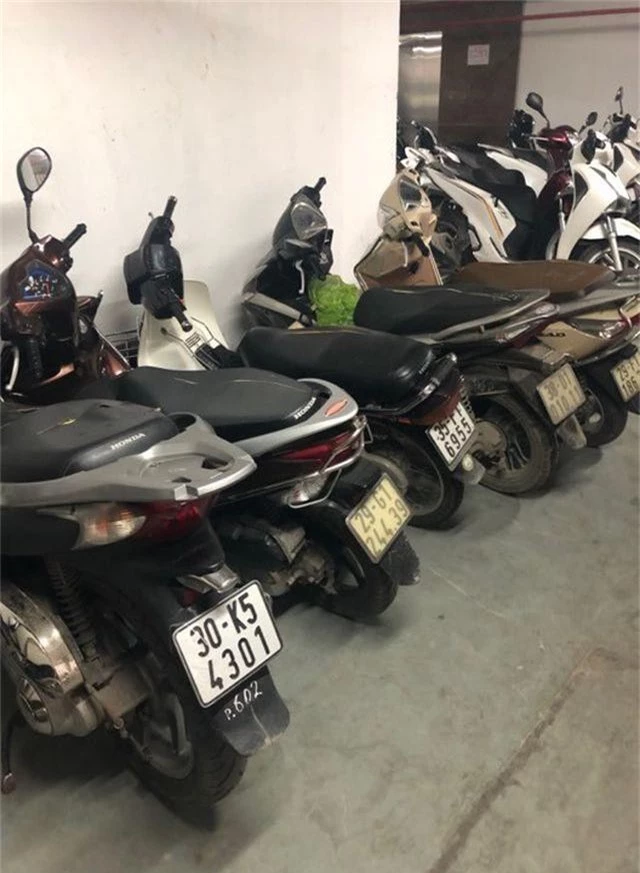 Hà Nội: Hàng loạt xe máy trong khu chung cư bị rạch nát yên - 12