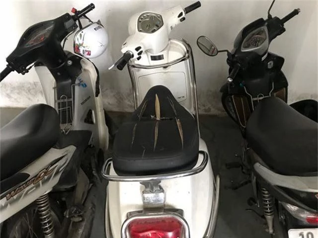 Hà Nội: Hàng loạt xe máy trong khu chung cư bị rạch nát yên - 2