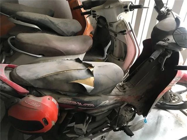 Hà Nội: Hàng loạt xe máy trong khu chung cư bị rạch nát yên - 6