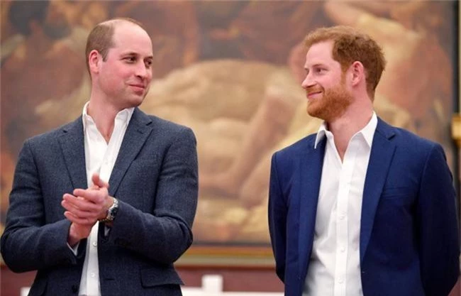 Hoàng tử William và Harry lộ bằng chứng rạn nứt, xa cách nhau, người dính nghi án ngoại tình, người thì mang tiếng sợ vợ - Ảnh 2.