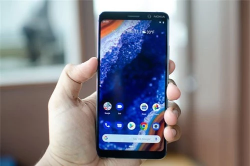 Nokia 9 PureView sử dụng tấm nền màn hình P-OLED kích thước 5,99 inch, độ phân giải 2K Plus (2.880x1.440 pixel), mật độ điểm ảnh 538 ppi. Màn hình này được chia theo tỷ lệ 18:9, tích hợp công nghệ HDR10, tính năng Always-on.