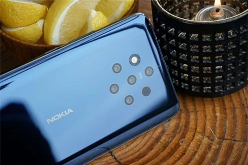 Nokia 9 PureView chính là smartphone đầu tiên trên thế giới sở hữu tới 5 camera sau. Cả 5 ống kính này đều được sản xuất bởi hãng Zeiss với độ phân giải 12 MP, khẩu độ f/1.8. Trong đó có 2 ống kính chụp ảnh màu và 3 ống kính chụp hình đơn sắc. Khi chụp ảnh trên Nokia 9 PureView, cả 5 ống kính sẽ chụp cùng lúc với 5 mức độ phơi sáng khác nhau. Tiếp đến, chip xử lý hình ảnh chuyên dụng sẽ ghép 5 bức hình này thành 1 ảnh duy nhất có độ chi tiết cao nhất. Cụm camera sau này được trang bị đèn flash LED kép, quay video 4K. 