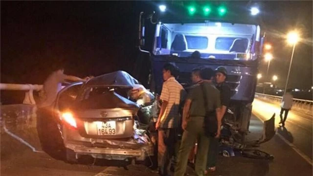 Vụ ô tô vượt ẩu gây tai nạn: 5 nạn nhân thương vong cùng một gia đình - 1