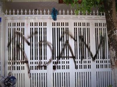 CLIP: Nhà cựu Viện phó VKS bị xịt sơn, vẽ bậy