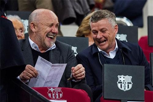 ‘Xem giò’ Barca, Solskjaer và trợ lý cười thả ga